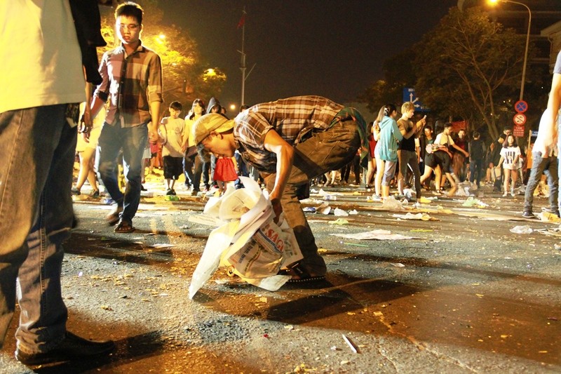 Các bạn trẻ 'xắn' tay áo dọn rác sau Giao thừa - ảnh 7